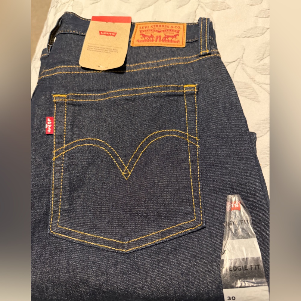 045 Levi's Women's Wedgie fit High Rise Dark Indigo Jeans Sz 30 Denim - Picture 3 of 4